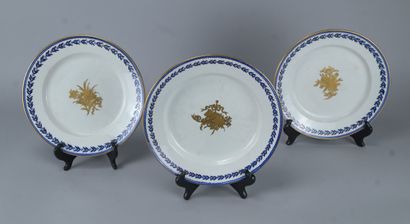 Suite de six assiettes en porcelaine tendre...
