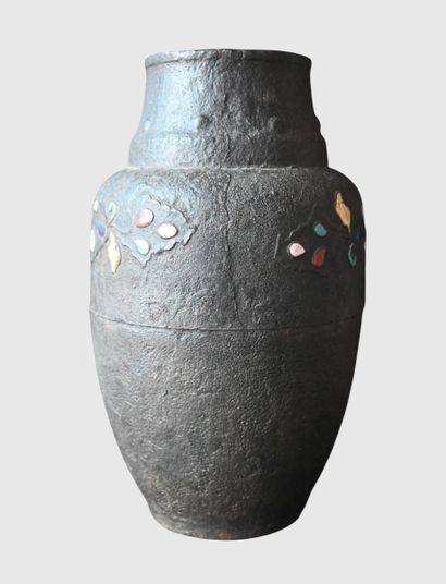 Vase chinois en fer et émaux champlevés

Vase...