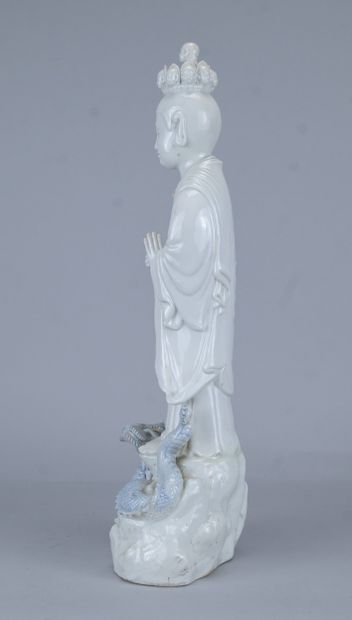 Grande figure de Guanyin en porcelaine blanc...