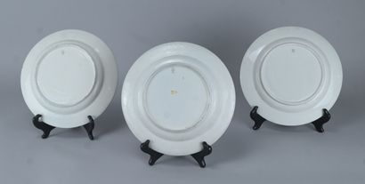 Suite de six assiettes en porcelaine tendre...