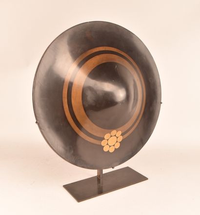 Jingasa laqué aux armoiries du clan Hosokawa...