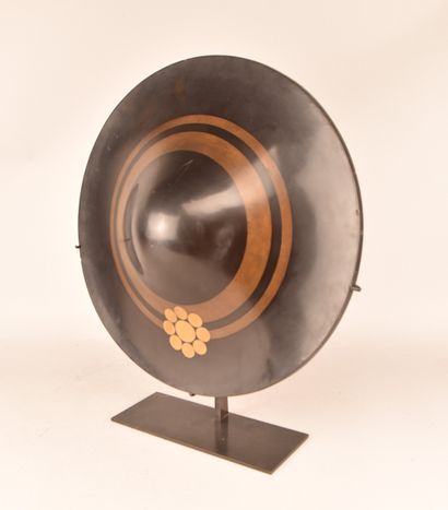 Jingasa laqué aux armoiries du clan Hosokawa...