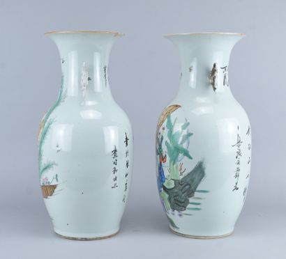 Paire de grands vases chinois en porcelaine...