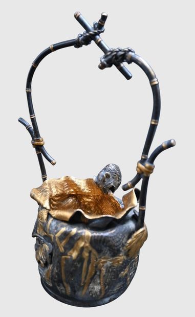 Panier en bronze doré et argenté avec rat

Élégant...