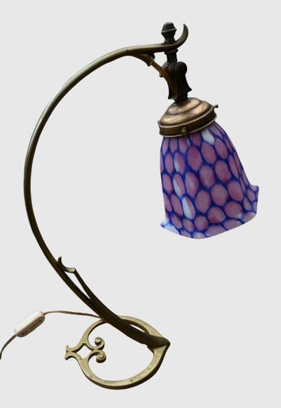 Lampe de table Art nouveau en laiton et verre

Lampe...