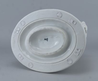 Grand groupe en porcelaine blanche représentant...