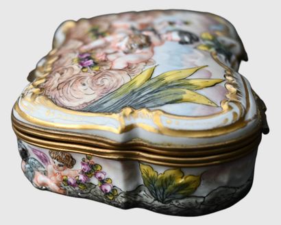 Boîte en porcelaine de style Capodimonte,...