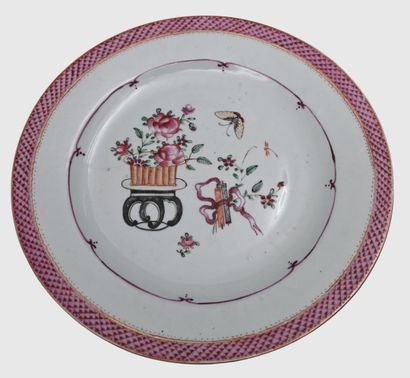 Paire d’assiettes Famille Rose, Chine, XVIIIe...