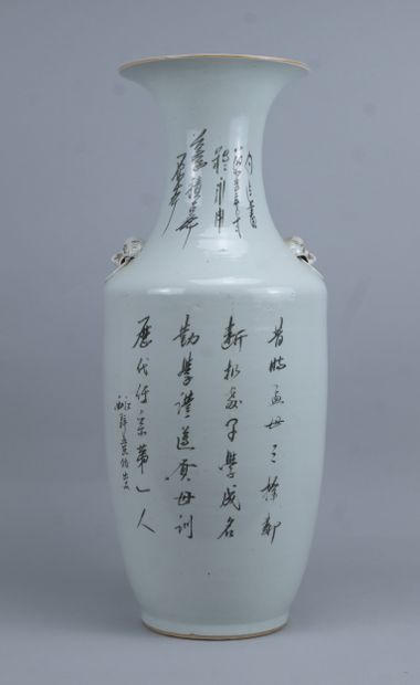 Grand vase chinois en porcelaine à décor...