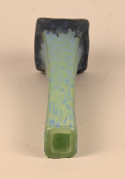 Vase en verre multicouche signé Daum Nancy,...