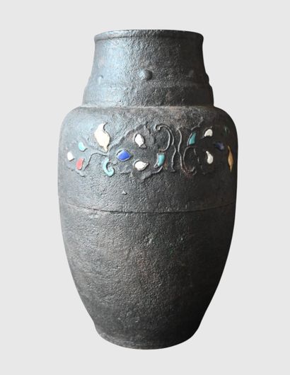 Vase chinois en fer et émaux champlevés

Vase...