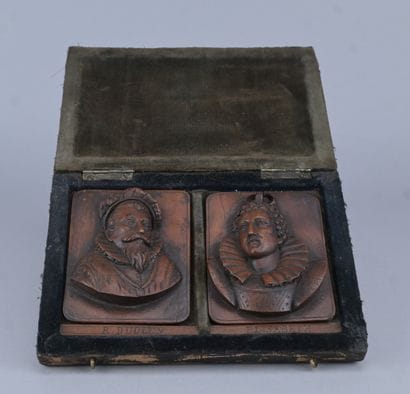 Coffret en noyer avec portraits en relief...