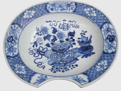 Plat de barbier chinois bleu et blanc, XVIIIe...