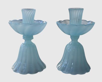 Paire de bougeoirs Murano en verre opalin...
