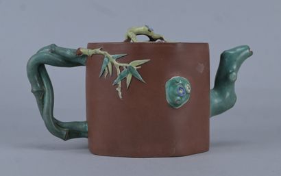 Théière chinoise en grès de Yixing à décor...