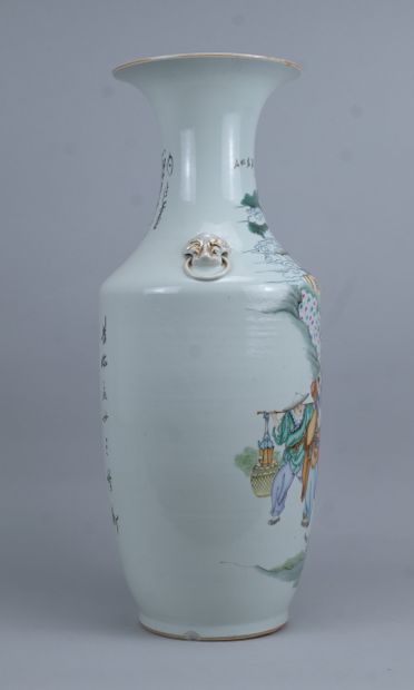 Grand vase chinois en porcelaine à décor...