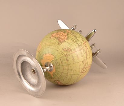 Globe terrestre avec avion, Weber Costello

Globe...