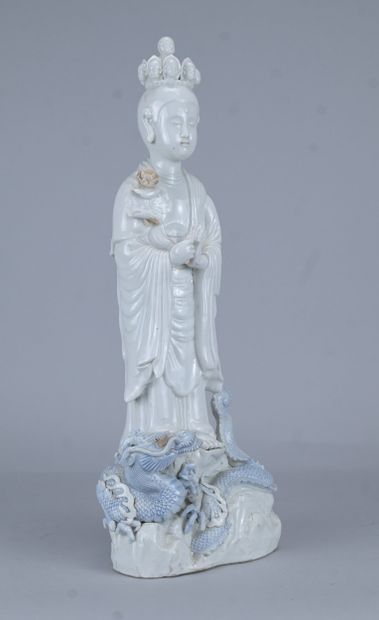Grande figure de Guanyin en porcelaine blanc...