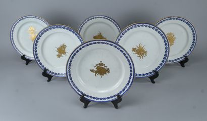 Suite de six assiettes en porcelaine tendre...