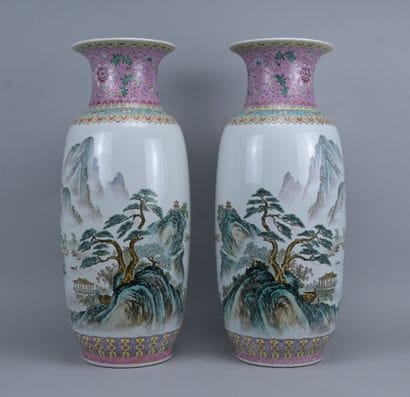 Paire de grands vases chinois en porcelaine,...