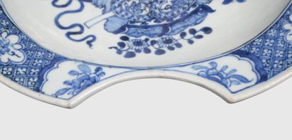Plat de barbier chinois bleu et blanc, XVIIIe...