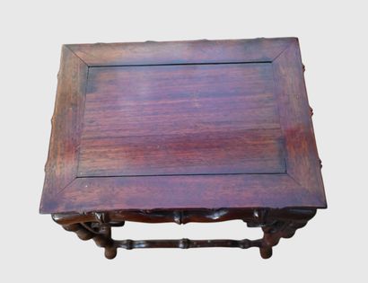 Support chinois en bois sculpté style bambou

Élégant...