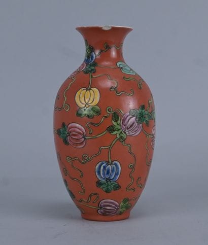 Vase balustre en porcelaine à fond corail,...