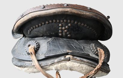 Selle western américaine en cuir décoré

Ancienne...