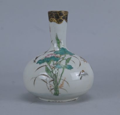 Vase bouteille en porcelaine à décor de lotus...