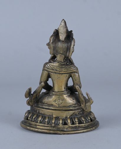 Bouddha tibétain en bronze sur base lotiforme...