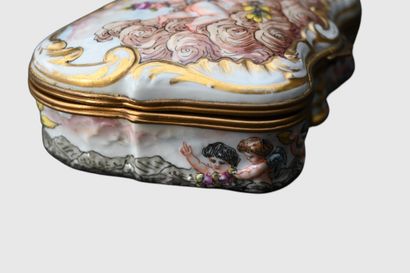 Boîte en porcelaine de style Capodimonte,...