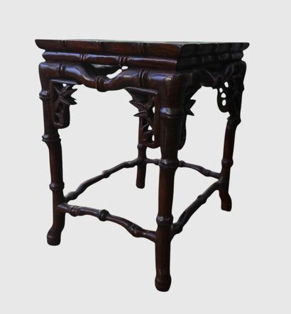 Support chinois en bois sculpté style bambou

Élégant...