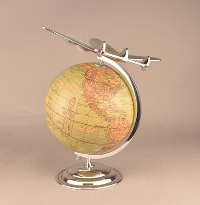 Globe terrestre avec avion, Weber Costello

Globe...