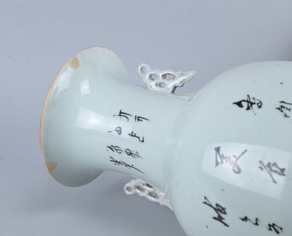Grand vase chinois en porcelaine à décor...