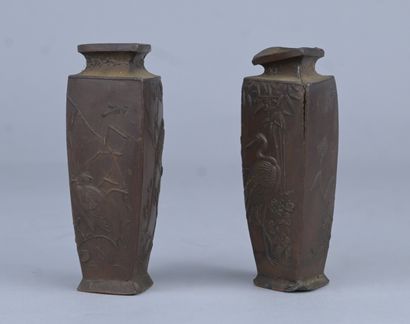 Paire de vases japonais en laiton à décor...