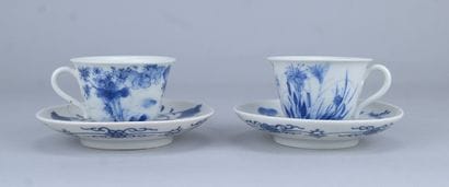 Paire de tasses et soucoupes en porcelaine...