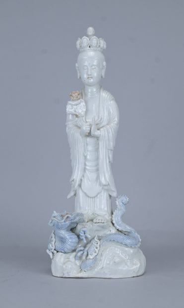 Grande figure de Guanyin en porcelaine blanc...