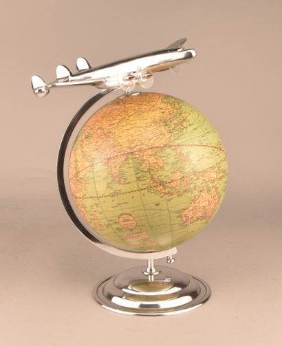Globe terrestre avec avion, Weber Costello

Globe...