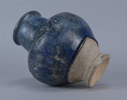 Vase balustre en terre cuite émaillée bleue,...