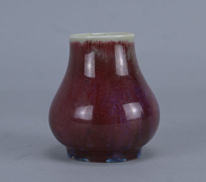 Petit vase en porcelaine à glaçure flammée...
