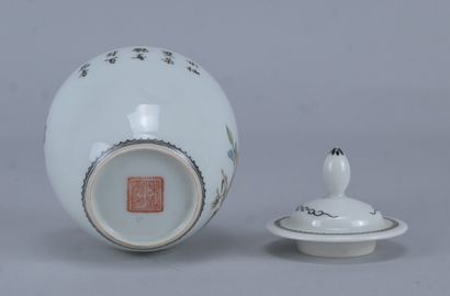Pot couvert en porcelaine de Chine, XXe siècle
Petit...