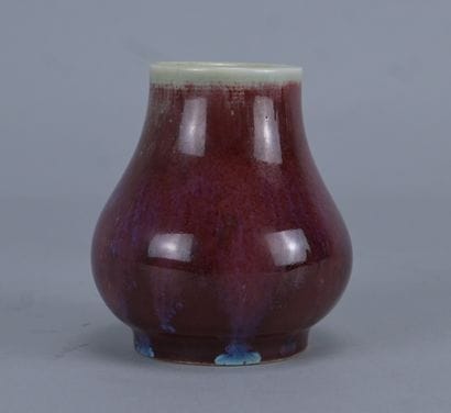 Petit vase en porcelaine à glaçure flammée...