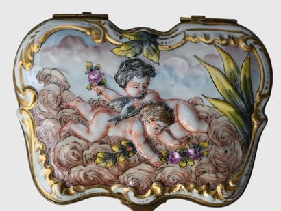 Boîte en porcelaine de style Capodimonte,...