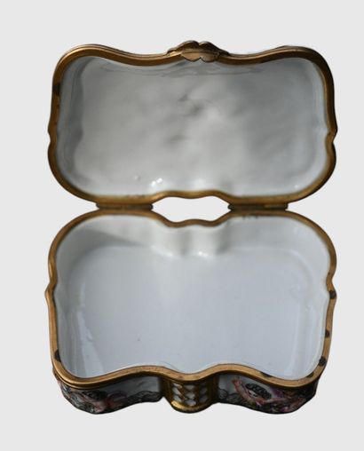 Boîte en porcelaine de style Capodimonte,...