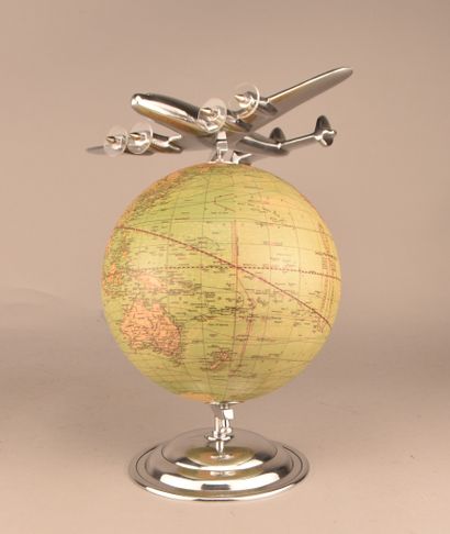 Globe terrestre avec avion, Weber Costello

Globe...