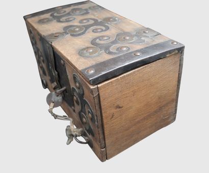Coffret touareg en bois et métal, XXe siècle

Coffret...