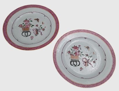 Paire d’assiettes Famille Rose, Chine, XVIIIe...