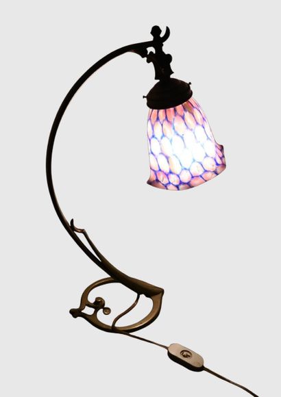 Lampe de table Art nouveau en laiton et verre

Lampe...
