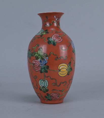 Vase balustre en porcelaine à fond corail,...