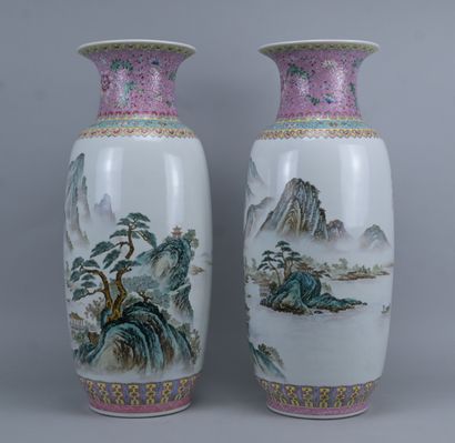 Paire de grands vases chinois en porcelaine,...